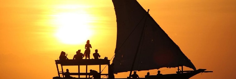 ストーン タウンのフォロダニ発サンセット ダウ クルーズ