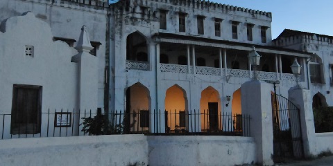 Zanzibar şäherindäki Fumba şäherinden ýarym günlük hususy Maruhubi köşgi harabalyklary (2026 - 2027)