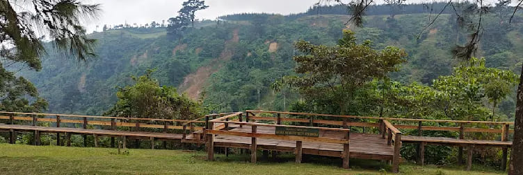 नापुरू धबधबा हायक