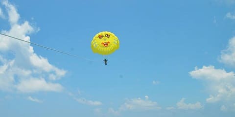 Halfdag privaat parasailing-toer vanaf Stone Town in Zanzibar (2026 - 2027)